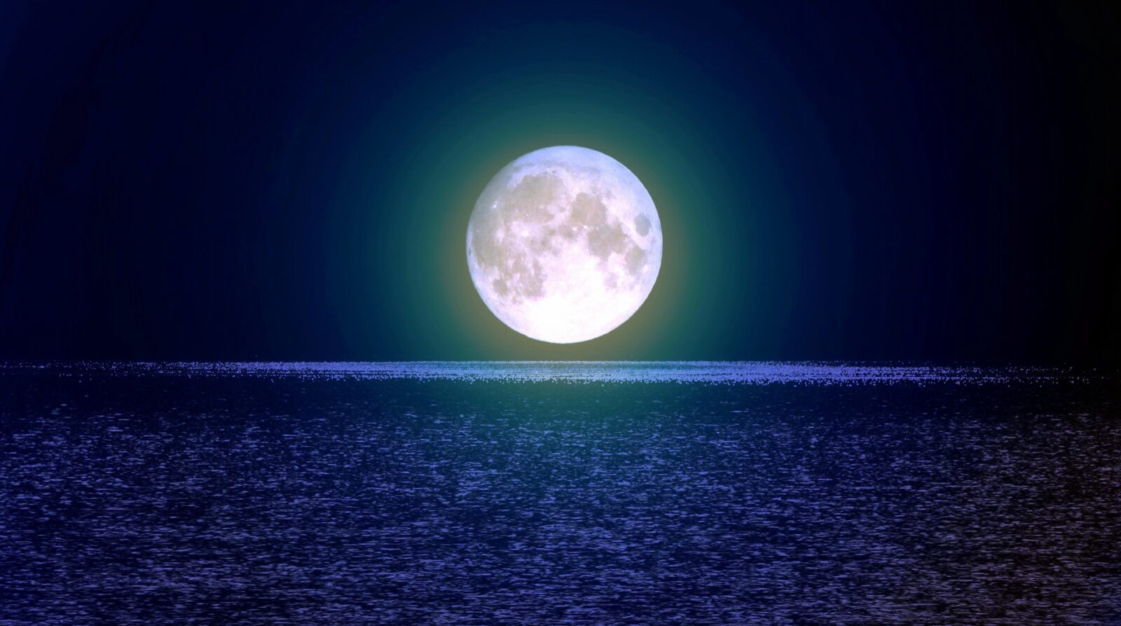 満月と夜の海