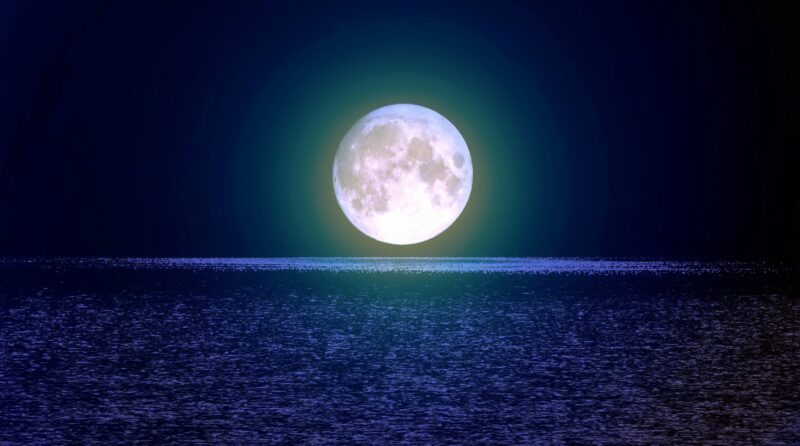 満月と夜の海