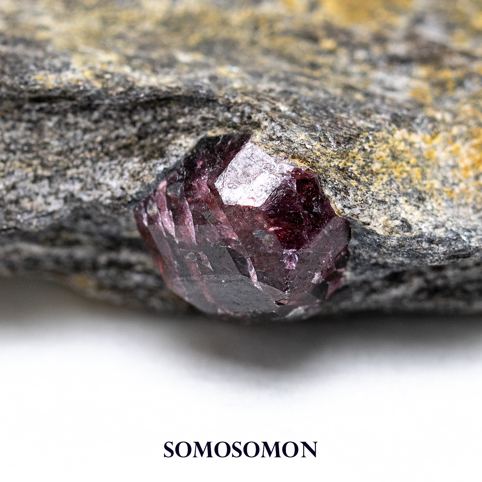 アルマンディンガーネット原石